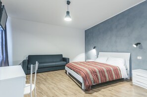 Tweepersoonskamer | Luxe beddengoed, donsdekens, een bureau, geluiddichte muren