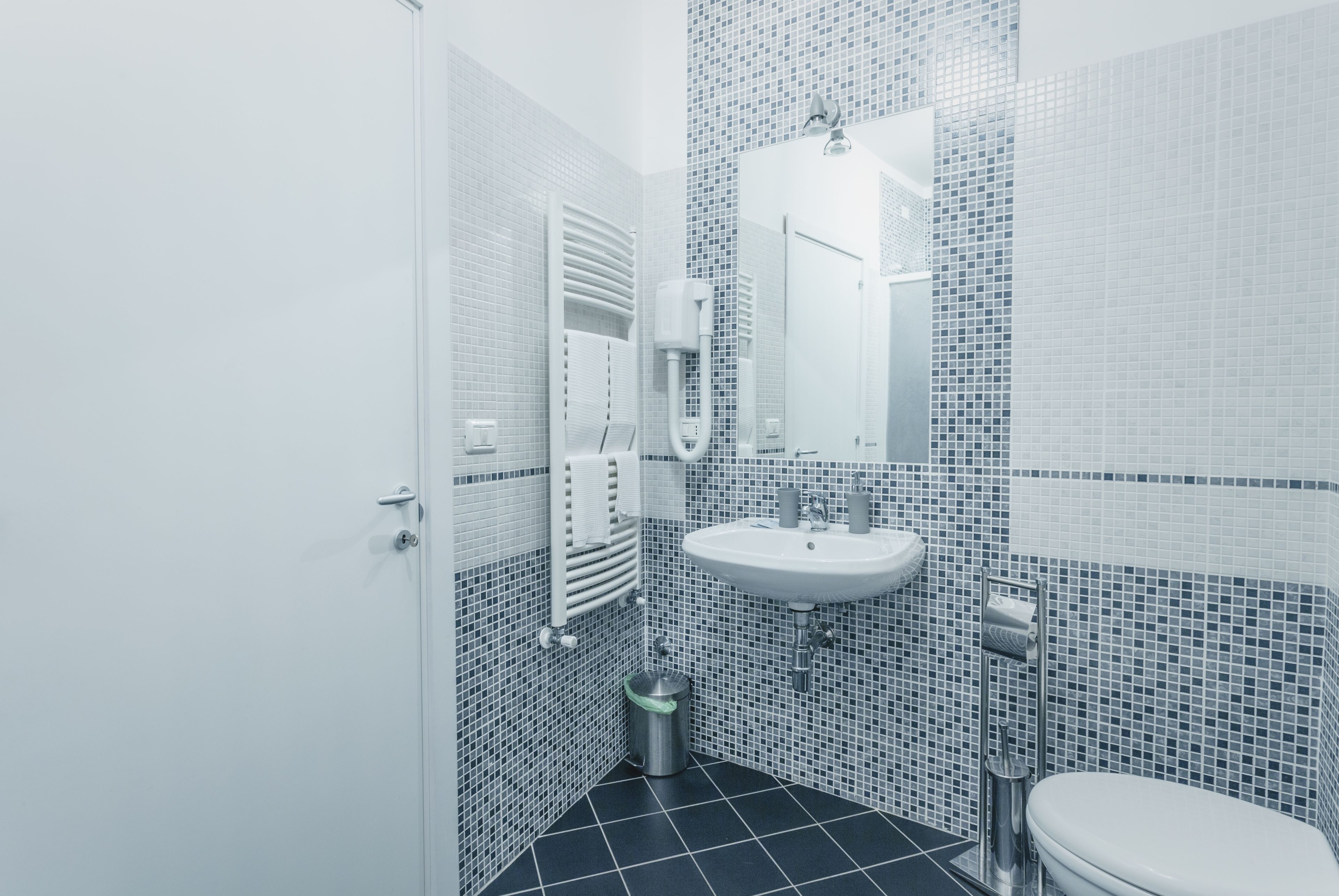Camera doppia | Bagno | Doccia, set di cortesia gratuito, asciugacapelli, bidet