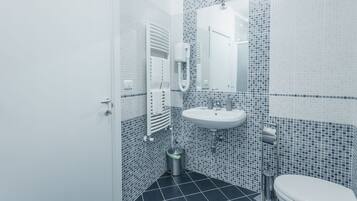 Camera doppia | Bagno | Doccia, set di cortesia gratuito, asciugacapelli, bidet