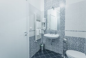 Double Room | Bathroom | Shower, free toiletries, hair dryer, bidet - B&B La Postale (San Salvo)