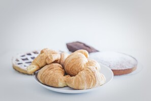 Ein Teller mit Croissants und einem Schokoladengebäck.