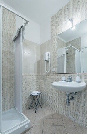 Habitació doble Comfort | Bany | Dutxa, articles de tocador gratuïts, assecador de cabells i bidet 