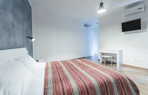 Tweepersoonskamer | Luxe beddengoed, donsdekens, een bureau, geluiddichte muren