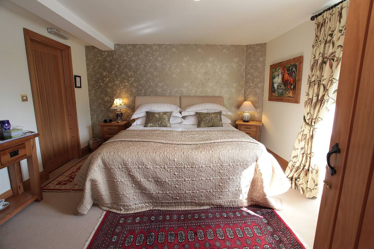 Premium bedding, iron/ironing board, rollaway beds, free WiFi