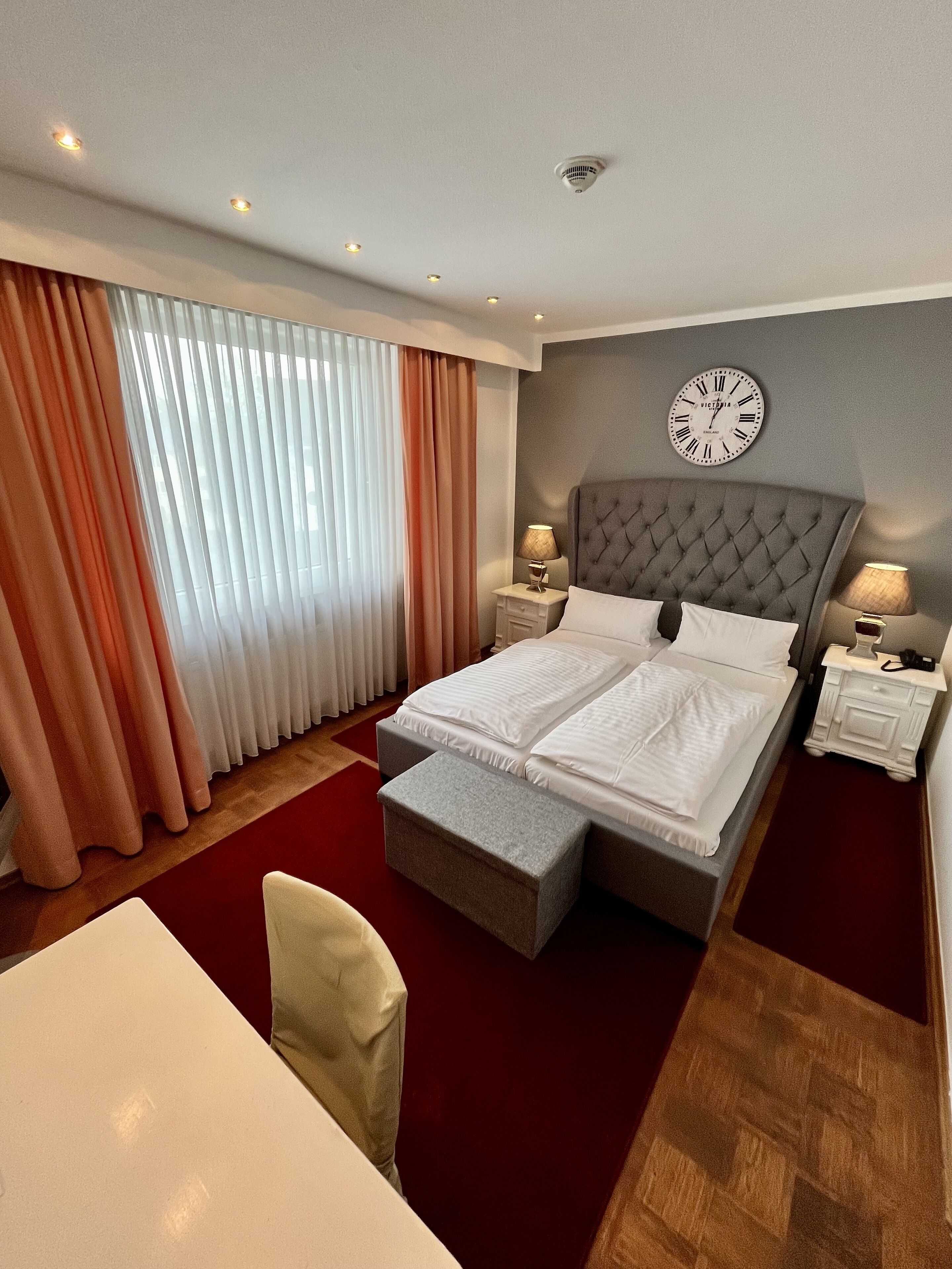 标准双人房 | 羽绒被、客房内保险箱、办公桌、笔记本电脑工作区