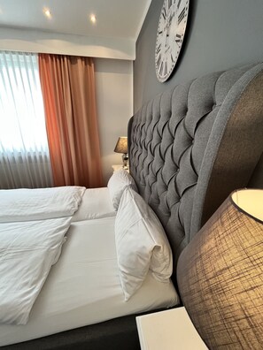 標準雙人房 | 羽絨被、客房內保險箱、書桌、筆電工作空間