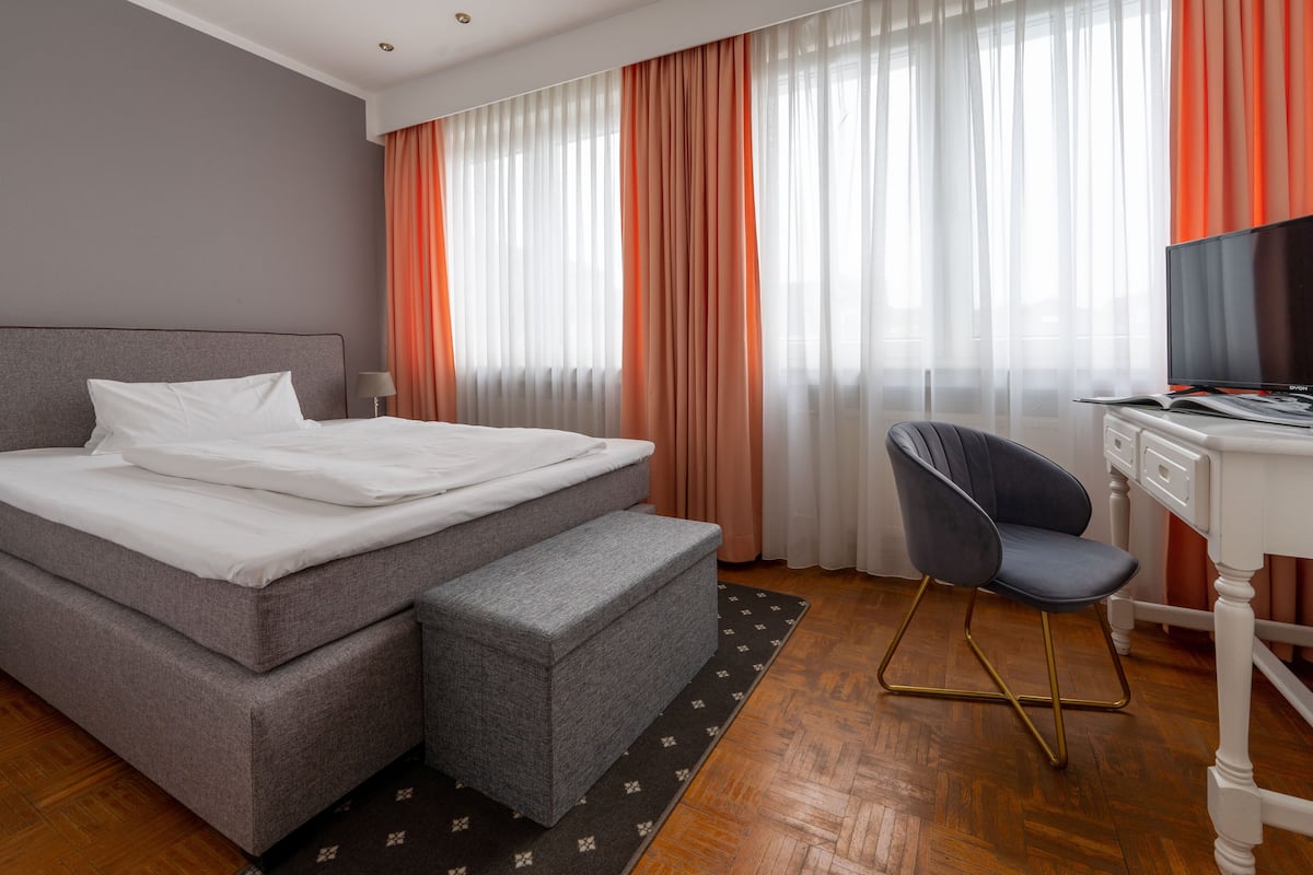 Basic Room | 1 bedroom, down comforters, in-room safe, desk
