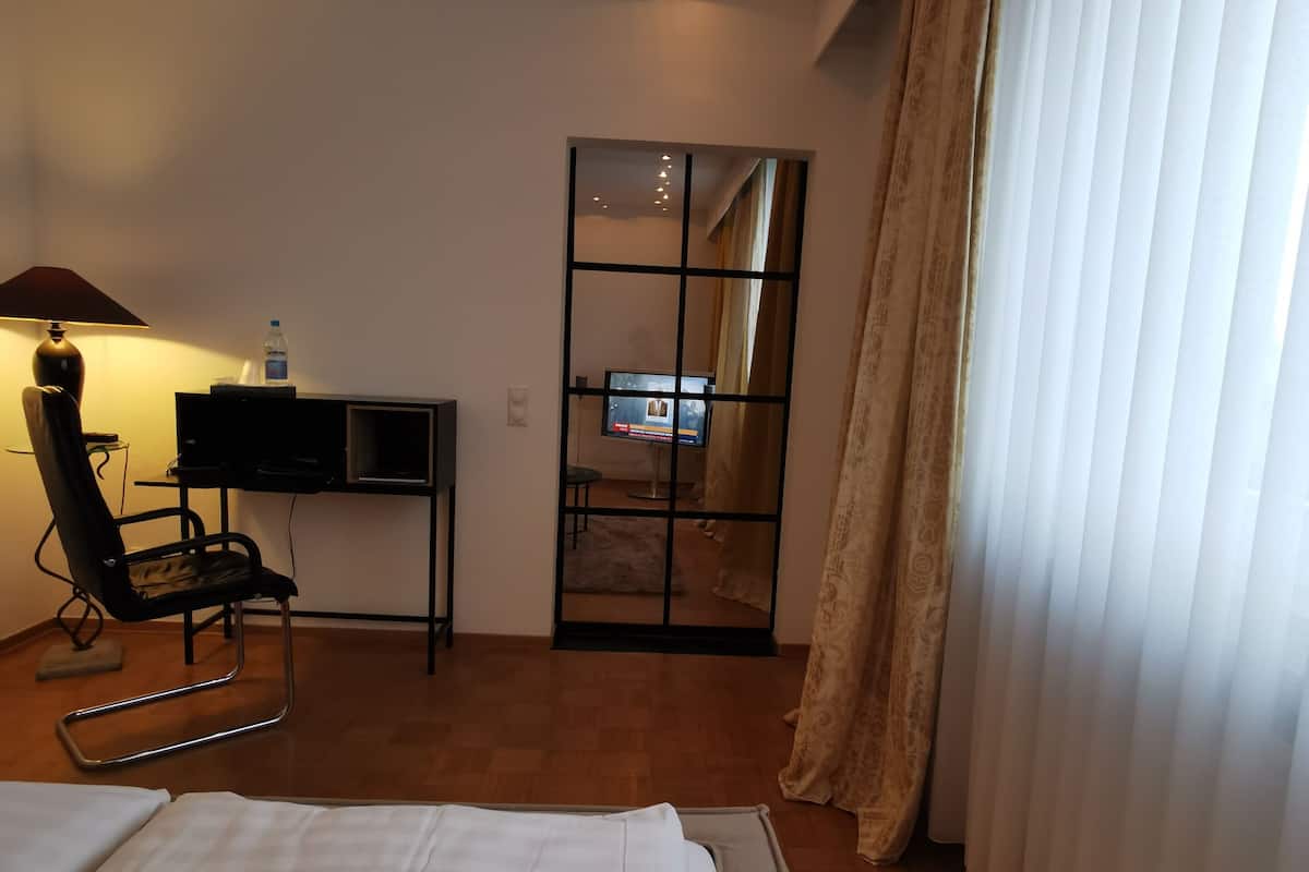 ห้องคลาสสิกสวีท | ผ้านวมขนเป็ด, ตู้นิรภัยในห้องพัก, โต๊ะทำงาน, พื้นที่ทำงานแบบใช้แล็ปท็อป