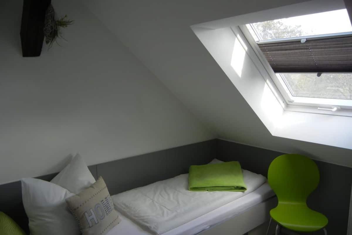 Habitación empresarial individual, vista al jardín | Escritorio y wifi gratis