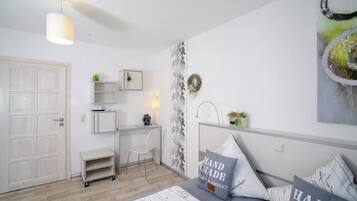 Doppia Comfort, vista cortile | Una scrivania, Wi-Fi gratuito