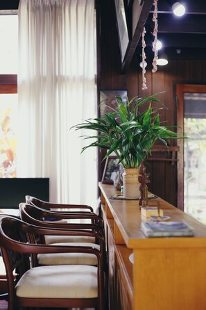 Bar (trong khuôn viên)