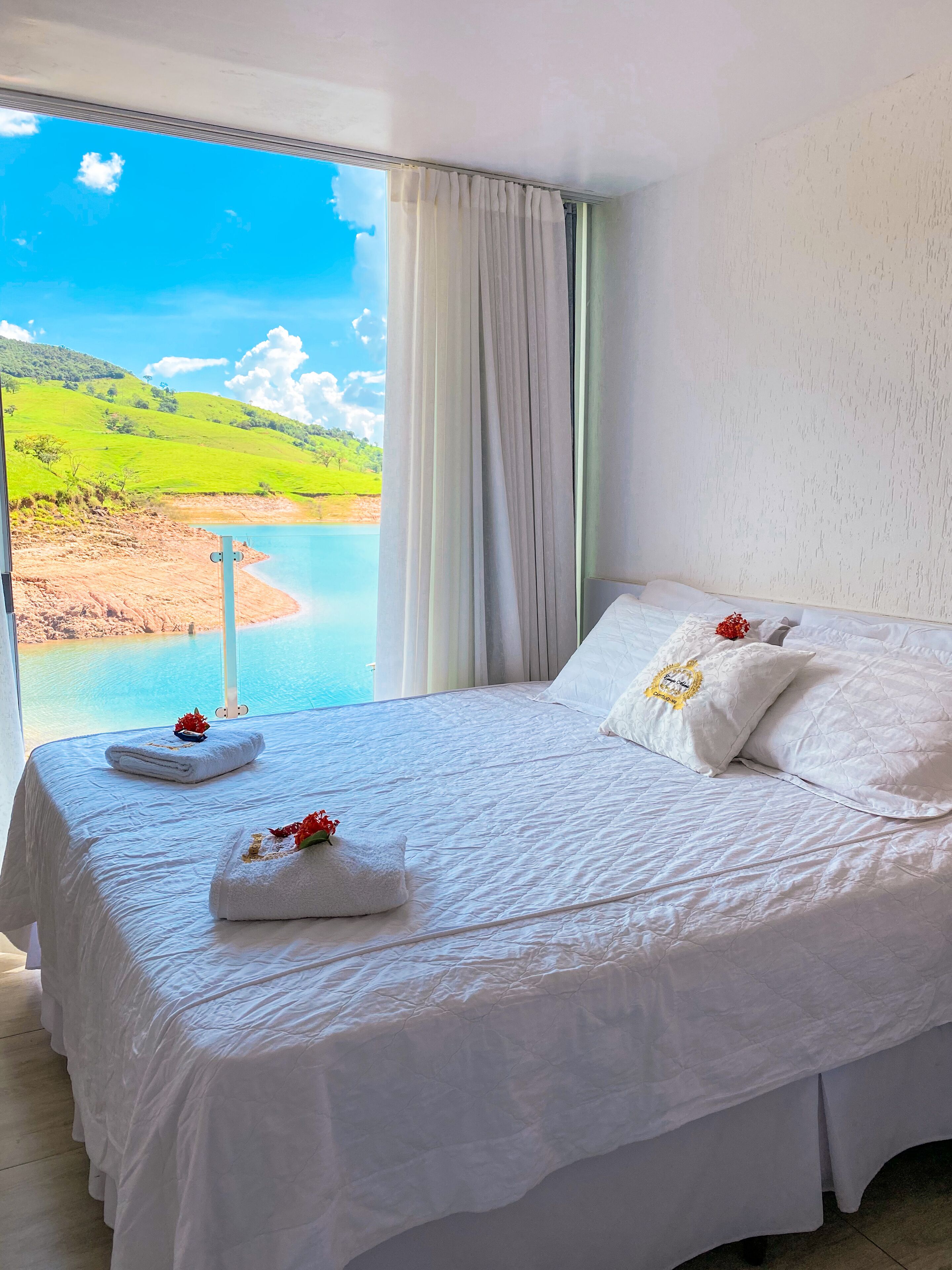 Quarto quádruplo, vista para o lago | 1 quarto, roupas de cama premium, frigobar, cofres nos quartos