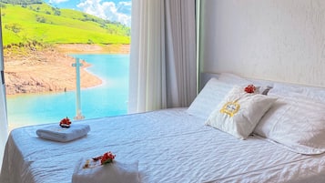 Quarto quádruplo, vista para o lago | 1 quarto, roupas de cama premium, frigobar, cofres nos quartos