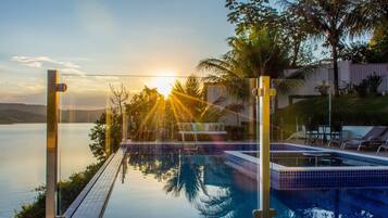 Een buitenzwembad en ligstoelen