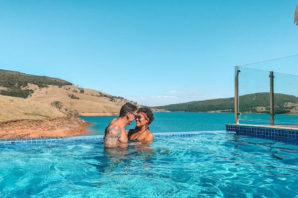 Una piscina al aire libre, sillones reclinables de piscina