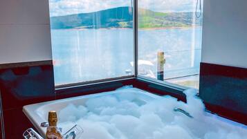 Deluxe tweepersoonskamer, voor 1 persoon, bubbelbad, uitzicht op meer | 1 slaapkamer, luxe beddengoed, een minibar, een kluis op de kamer