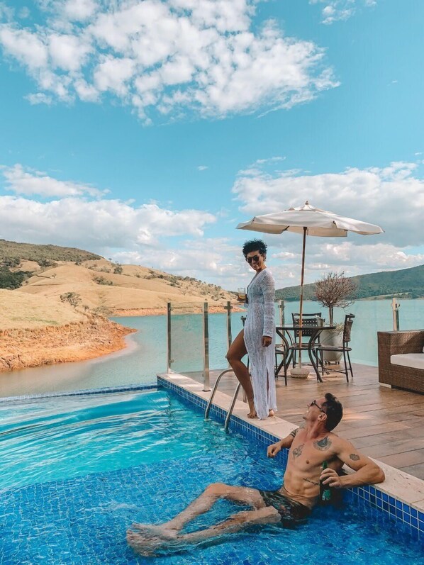 Piscine extérieure, chaises longues