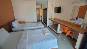 Habitación de hotel con dos camas, un escritorio, una silla, un televisor y un espejo.
