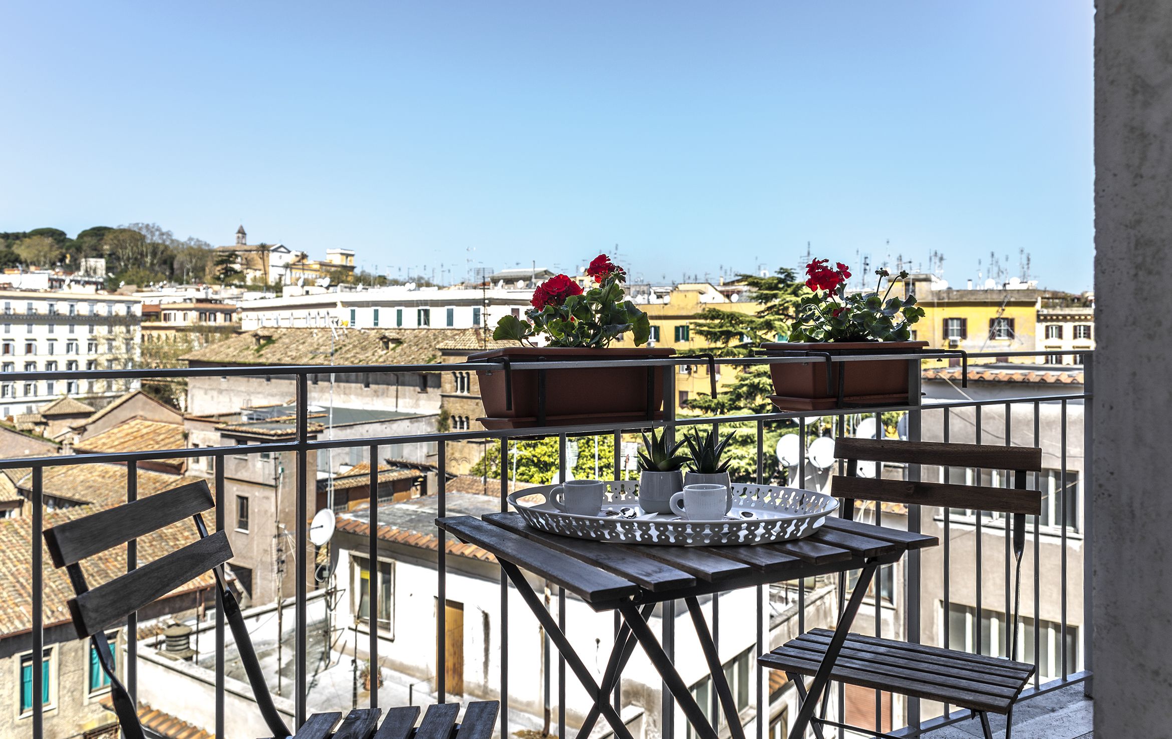 Kahden hengen huone, parveke | Minibaari, tallelokero huoneessa, työpöytä, äänieristys