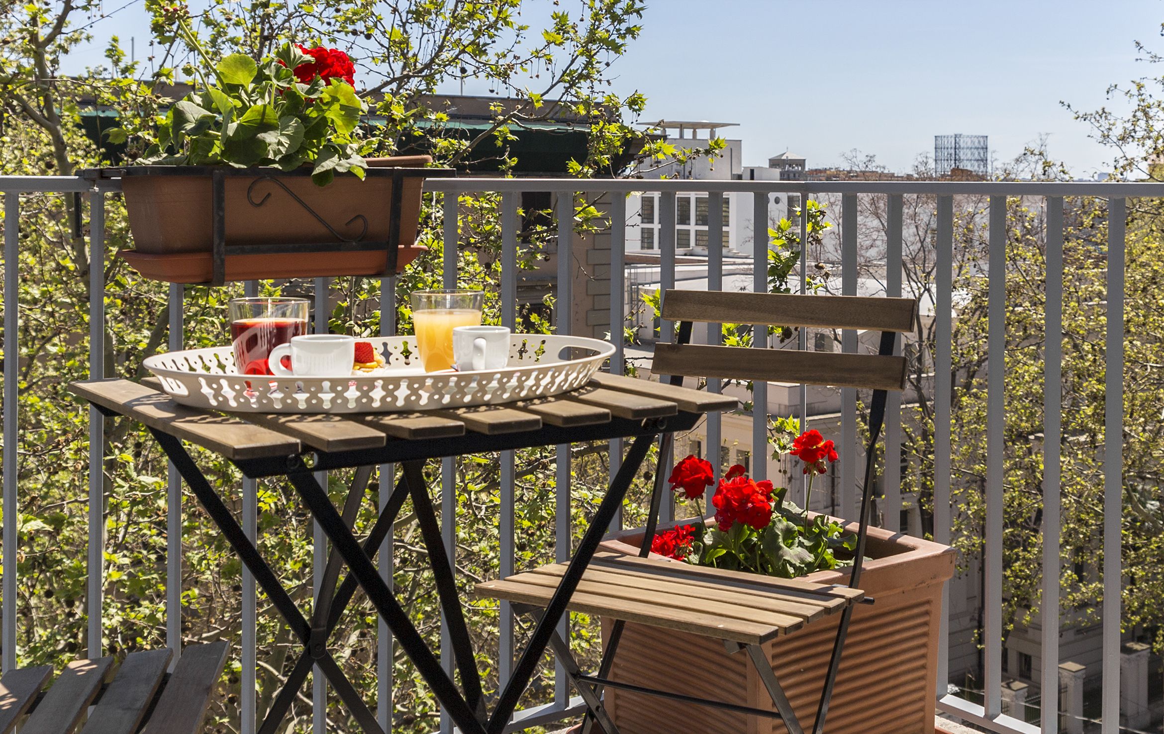 Dreibettzimmer, Balkon | Minibar, Zimmersafe, Schreibtisch, schallisolierte Zimmer