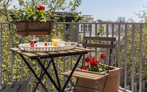 Quarto triplo, sacada | Frigobar, cofres nos quartos, escrivaninha, quartos à prova de som