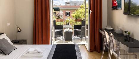 Doppelzimmer, Balkon | Minibar, Zimmersafe, Schreibtisch, schallisolierte Zimmer