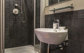 Chuveiro, secador de cabelo, bidê, toalhas de banho