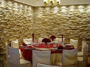 Breakfast, lunch, dinner served; local cuisine  - Hotel Las Moreras (Sariegos)