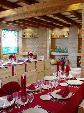 Breakfast, lunch and dinner served - Hotel Las Moreras (Sariegos)