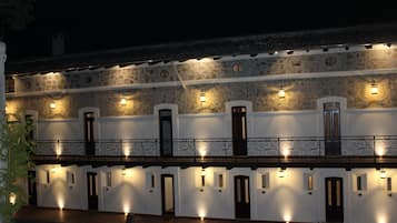 Vista frontal de la propiedad por la tarde o noche