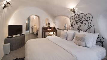 Premium Villa, 2 Bedrooms, Patio with Hot Tub | 2 多间卧室、高档床上用品、客房内保险箱、特色装修