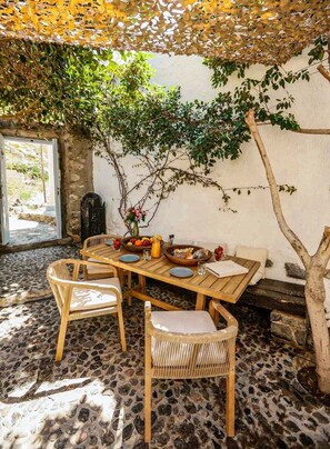 Courtyard - Dandy Cave Villa-Private Luxurious Waterfall Pool - Hot Tub (Santorini)