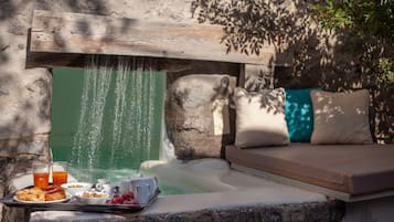 季节性开放的室外游泳池