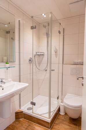 シャワー、バスアメニティ (無料)、ヘアドライヤー、タオル