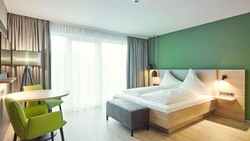Dreibettzimmer mit Balkon | Desk, laptop workspace, soundproofing, free WiFi