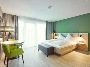 Dreibettzimmer mit Balkon | Meja kerja, ruang kerja ramah laptop, kedap suara, dan Wi-Fi gratis