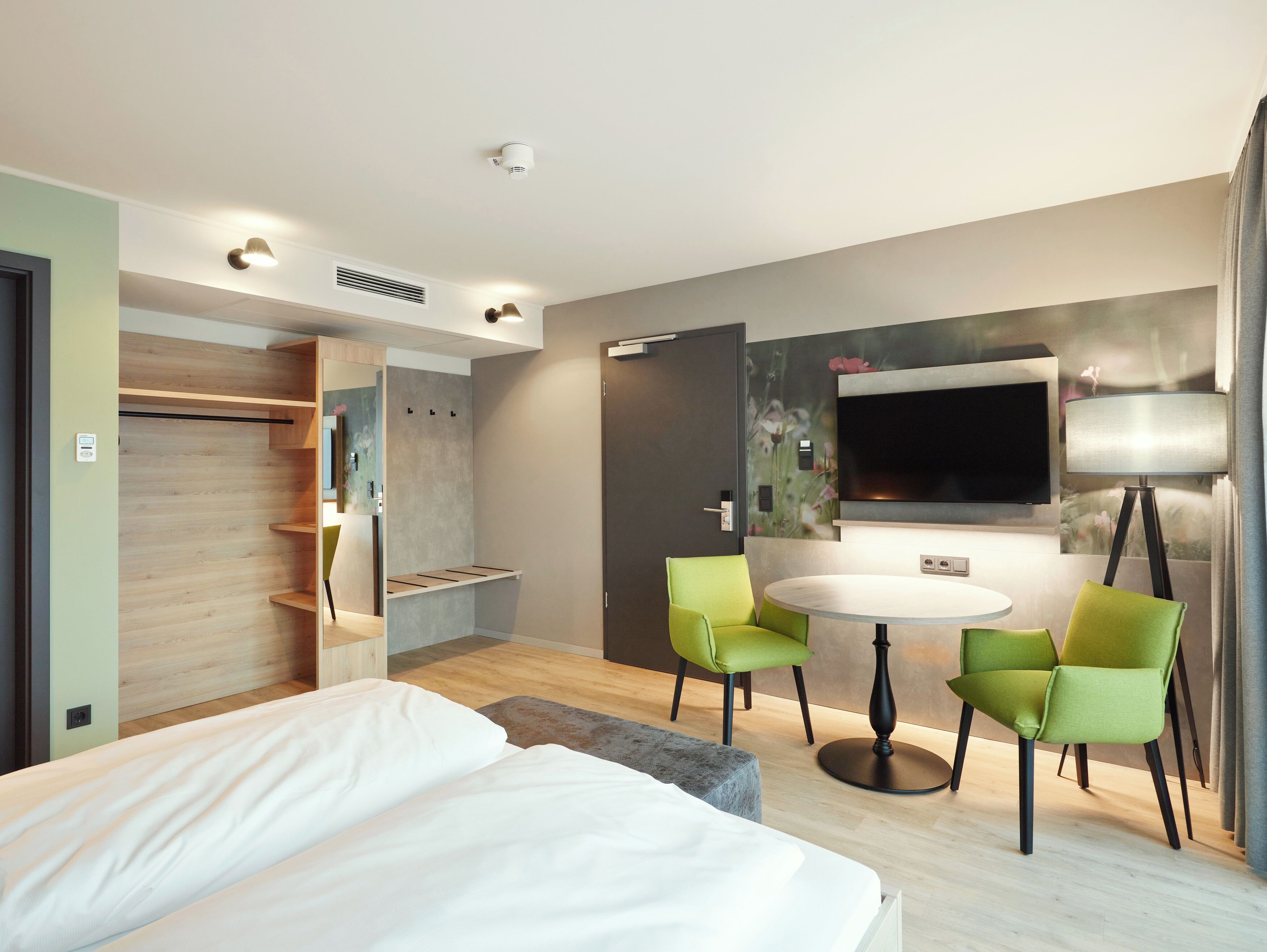 Komfort-Doppel- oder -Zweibettzimmer | Schreibtisch, laptopgeeigneter Arbeitsplatz, schallisolierte Zimmer