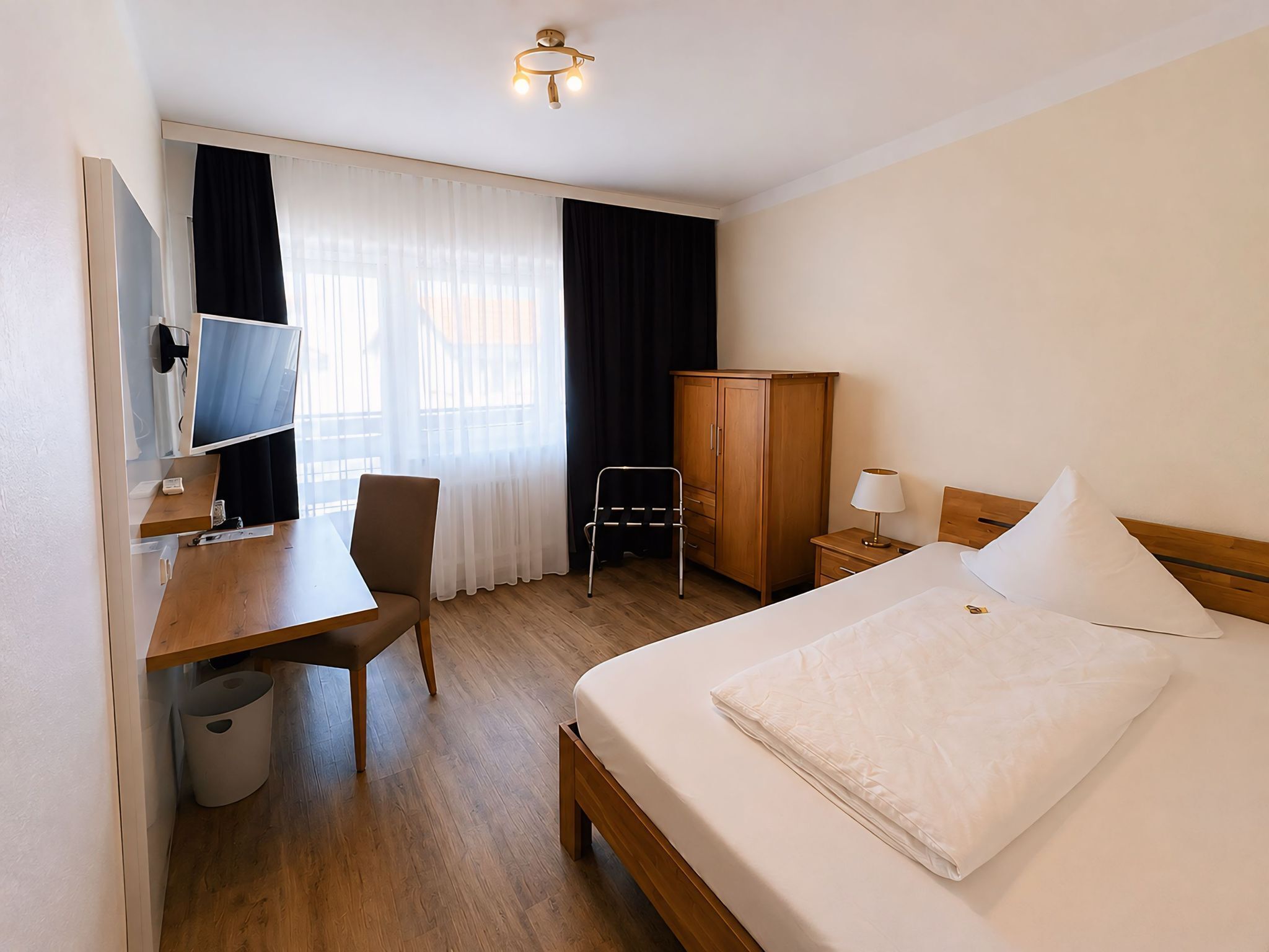 Komfort-Einzelzimmer mit Balkon | Desk, laptop workspace, soundproofing, free WiFi