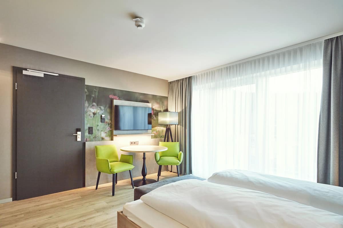 Komfort-Doppel- oder -Zweibettzimmer | Desk, laptop workspace, soundproofing, free WiFi