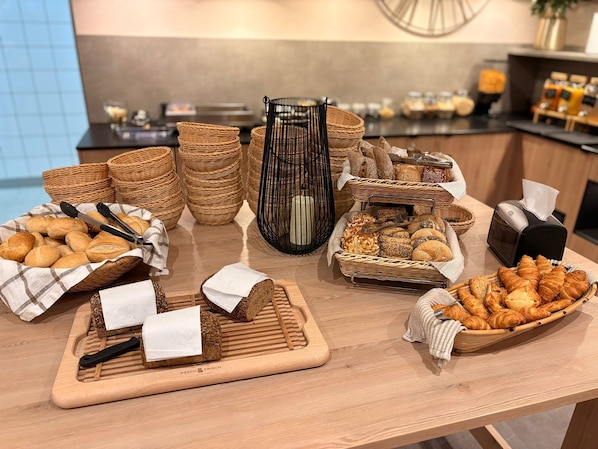 Free daily buffet breakfast