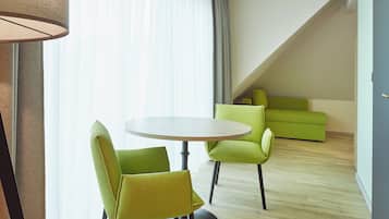 Dreibettzimmer mit Balkon | デスク、ノートパソコン用作業スペース、防音設備、WiFi (無料)