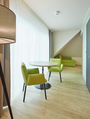 Dreibettzimmer mit Balkon | Desk, laptop workspace, soundproofing, free WiFi