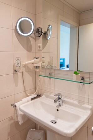 シャワー、バスアメニティ (無料)、ヘアドライヤー、タオル