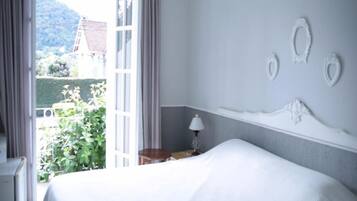 Minibar, desk, free WiFi