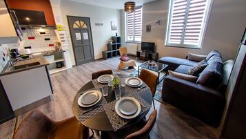 Standard-Apartment, mit Bad, Stadtblick | Speisen