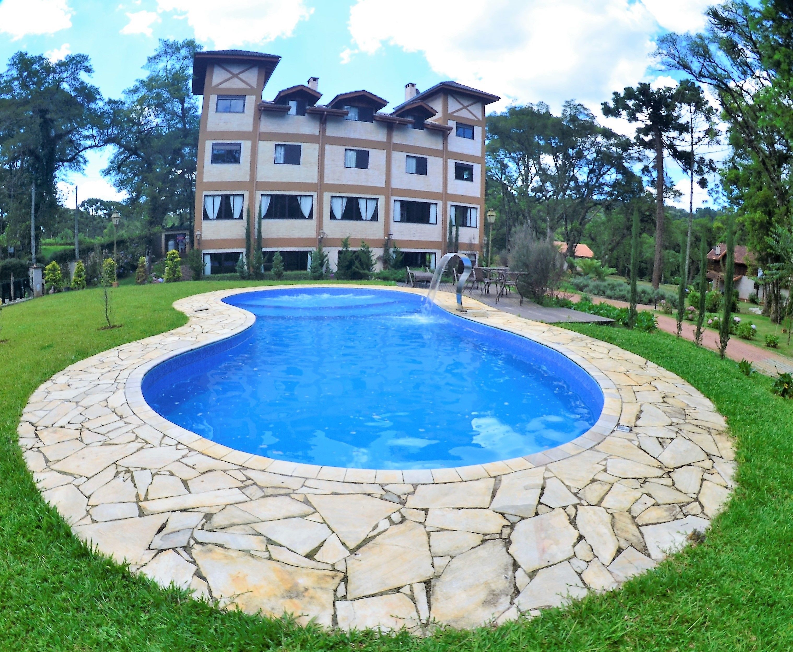 Piscina a l'aire lliure de temporada, para-sols i gandules 
