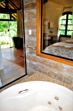 Ropa de cama de alta calidad, colchones con pillow-top y minibar