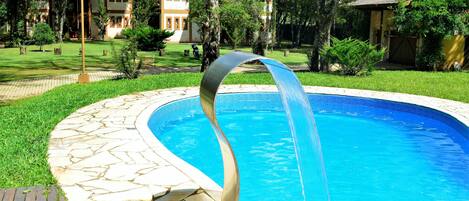 Außenpool (je nach Saison geöffnet), Sonnenschirme, Liegestühle