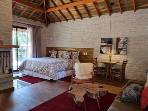 Luxury Double Room, 1 King Bed, Hot Tub, Garden Area | Premium bedding, pillowtop beds, minibar, individually decorated - Pousada Toca da Coruja (Camanducaia)