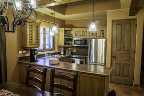 Villa familiar, 3 habitaciones | Cocina privada | Refrigerador con congelador, microondas, horno y cafetera y tetera 